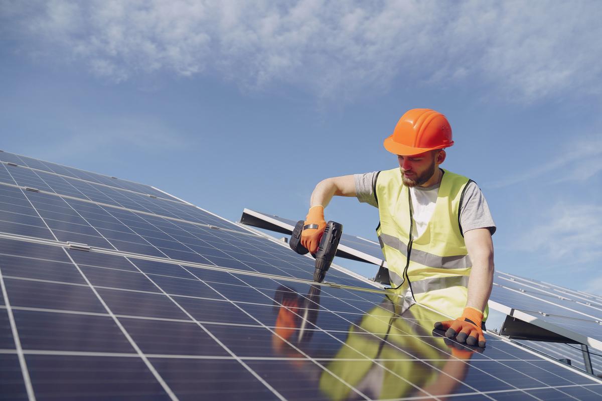 Installateur photovoltaïque sur un toit